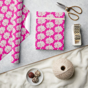 Witte hortensia op vet roze cadeaupapier