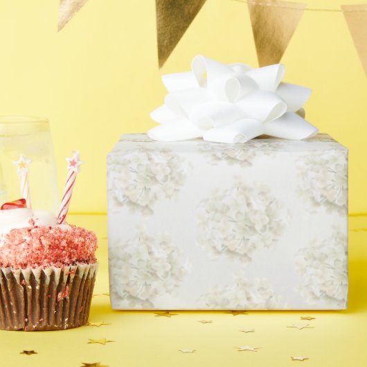 Witte hortensia op wit cadeaupapier (Verjaardagsfeest)