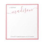 Witte hotroze persoonlijke naam op het bureau van notitieblok (Voorkant)