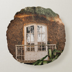 WITTE HOUDEN WINDOW-LIJST OP BROWN CONCRETE WALL ROND KUSSEN