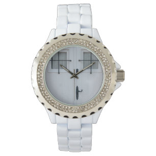 Witte houten deur met zwart ijzerwerk horloge