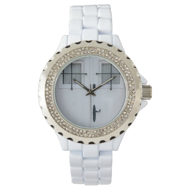 Witte houten deur met zwart ijzerwerk horloge (Voorkant)