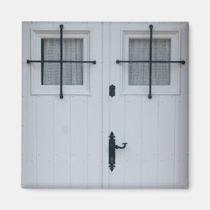 Witte houten deur met zwart ijzerwerk magneet