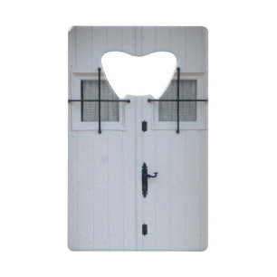 Witte houten deur met zwarte, witte, strijkbanden creditkaart flessenopener