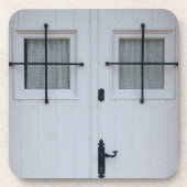 Witte houten deur met zwarte, witte, strijkbanden drankjes onderzetter (Voorkant)