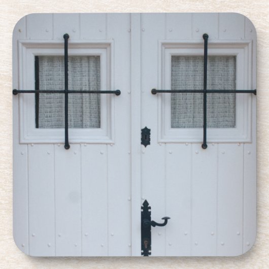 Witte houten deur met zwarte, witte, strijkbanden drankjes onderzetter (Voorkant)