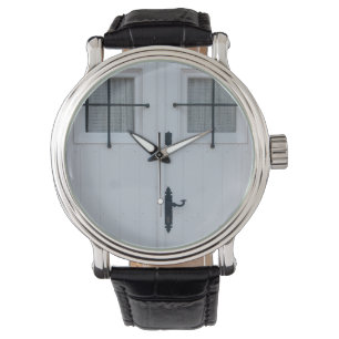 Witte houten deur met zwarte, witte, strijkbanden horloge