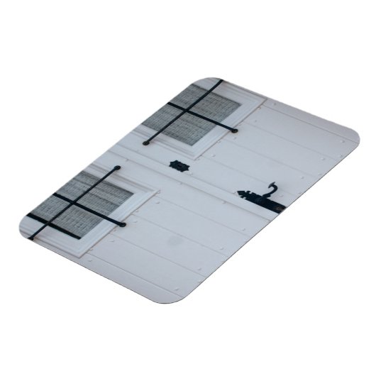 Witte houten deur met zwarte, witte, strijkbanden magneet (Linkerzijde)