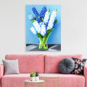 Witte hyacinten in een glazen vaas op blauw canvas afdruk (Insitu (Woonkamer))