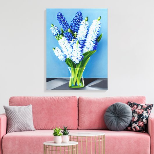 Witte hyacinten in een glazen vaas op blauw canvas afdruk (Insitu (Woonkamer))
