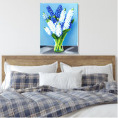 Witte hyacinten in een glazen vaas op blauw canvas afdruk (Insitu (Slaapkamer))