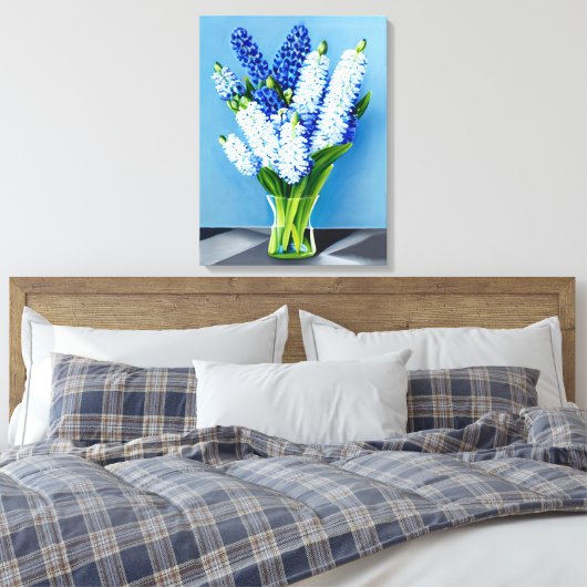 Witte hyacinten in een glazen vaas op blauw canvas afdruk (Insitu (Slaapkamer))