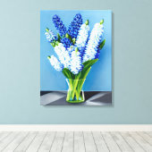 Witte hyacinten in een glazen vaas op blauw canvas afdruk (Insitu (Houten vloer))