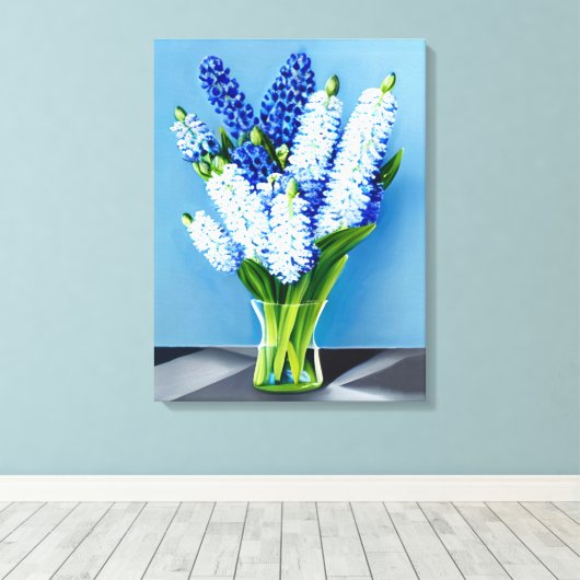 Witte hyacinten in een glazen vaas op blauw canvas afdruk (Insitu (Houten vloer))