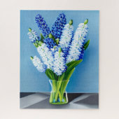 Witte hyacinten in een glazen vaas op blauw legpuzzel (Verticaal)