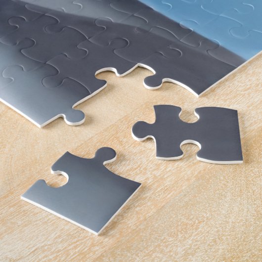 Witte hyacinten in een glazen vaas op blauw legpuzzel (Zijkant)