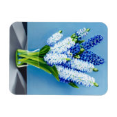 Witte hyacinten in een glazen vaas op blauw magneet (Horizontaal)
