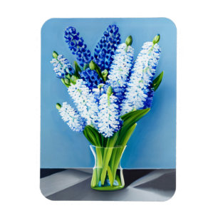 Witte hyacinten in een glazen vaas op blauw magneet