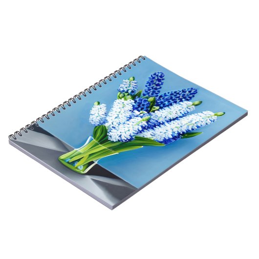 Witte hyacinten in een glazen vaas op blauw notitieboek (Linkerzijde)