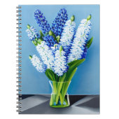 Witte hyacinten in een glazen vaas op blauw notitieboek (Voorkant)