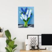 Witte hyacinten in een glazen vaas op blauw poster (Thuiskantoor)