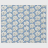 Witte hydrangea op pastblauw cadeaupapier (Vlak)