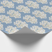 Witte hydrangea op pastblauw cadeaupapier (Hoek)