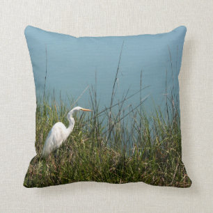 Witte inleglade in gras met water kussen