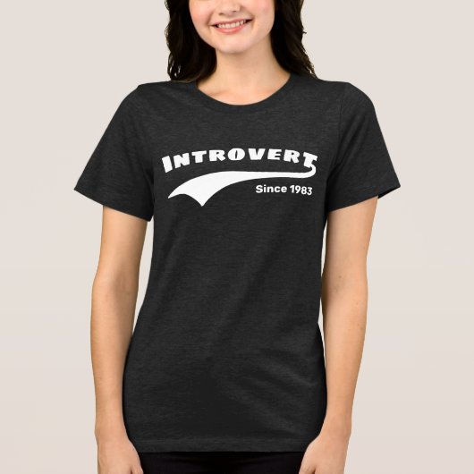 Witte Introvert Typografie Swoosh Aangepaste Datum Tri-Blend Shirt (Voorkant)