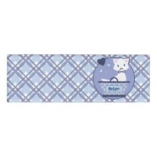 Witte jongen poetst in mand met hart naambadge