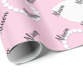 Witte jurk en halskettingen patroon op roze cadeaupapier (Rol Hoek)