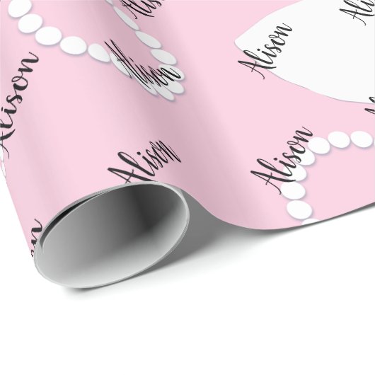 Witte jurk en halskettingen patroon op roze cadeaupapier (Rol Hoek)