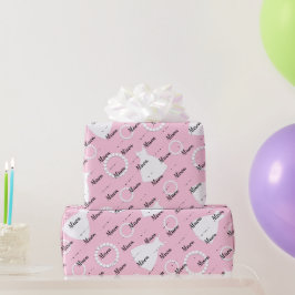 Witte jurk en sieraden patroon op roze cadeaupapier