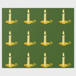 Witte kaarsen op groen inpakpapier