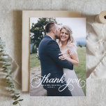 Witte  kalligrafie Moderne foto bruiloft Bedankkaart<br><div class="desc">Foto bedankkaart | Bedank familie en vrienden voor het deel uitmaken van uw speciale dag met deze aanpasbare bruiloft bedankkaart. Deze foto bedankkaart is voorzien van een krullend script. Personaliseer door uw gegevens toe te voegen. Deze foto bruiloft bedankkaart is beschikbaar op andere cardstock. Overeenkomende objecten zijn beschikbaar.</div>