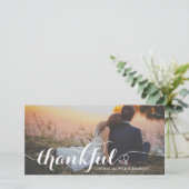 Witte kalligrafie script dankbaar foto bruiloft bedankkaart (Staand voorkant)