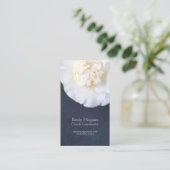 Witte kamellia-bloem met ruimte voor tekst visitekaartje (Staand voorkant)