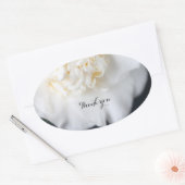 Witte kamellia op donkere achtergrond ovale sticker (Envelop)