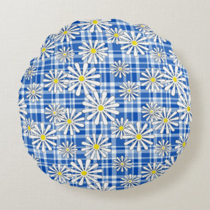 Witte kamille bloemen op een blauw geblokte rug rond kussen