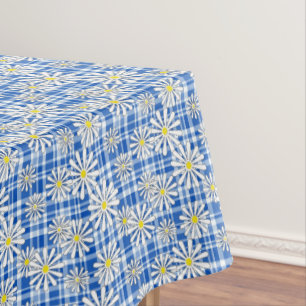 Witte kamille bloemen op een blauw geblokte rug tafelkleed