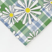 Witte kamille bloemen op een groen blauw geruit fleece deken (Hoek)