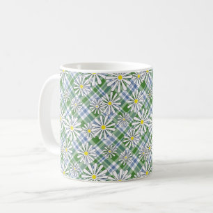 Witte kamille bloemen op een groen blauw geruit koffiemok