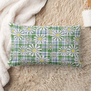 Witte kamille bloemen op een groen blauw geruit kussen