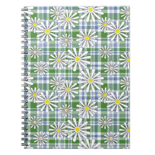Witte kamille bloemen op een groen blauw geruit notitieboek