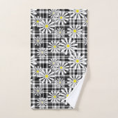 Witte kamille bloemen op zwart wit geruit door bad handdoek (Handdoek)