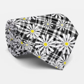 Witte kamille bloemen op zwart wit geruit door stropdas (Opgerold)