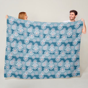 Witte kamillebloemen op een gestreepte blauwe acht fleece deken