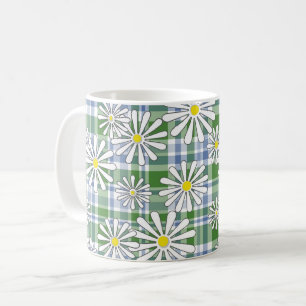 Witte kamillebloemen op een groen blauw geruit koffiemok