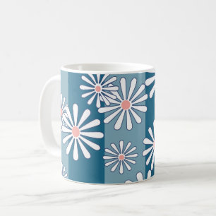 Witte kamillebloemen op gestreepte blauwe achtergr koffiemok