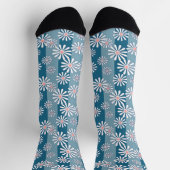 Witte kamillebloemen op gestreepte blauwe achtergr sokken (Top)